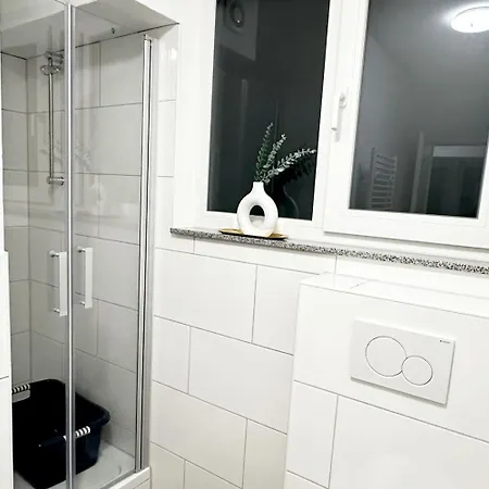 Schoene Mit Balkon In *